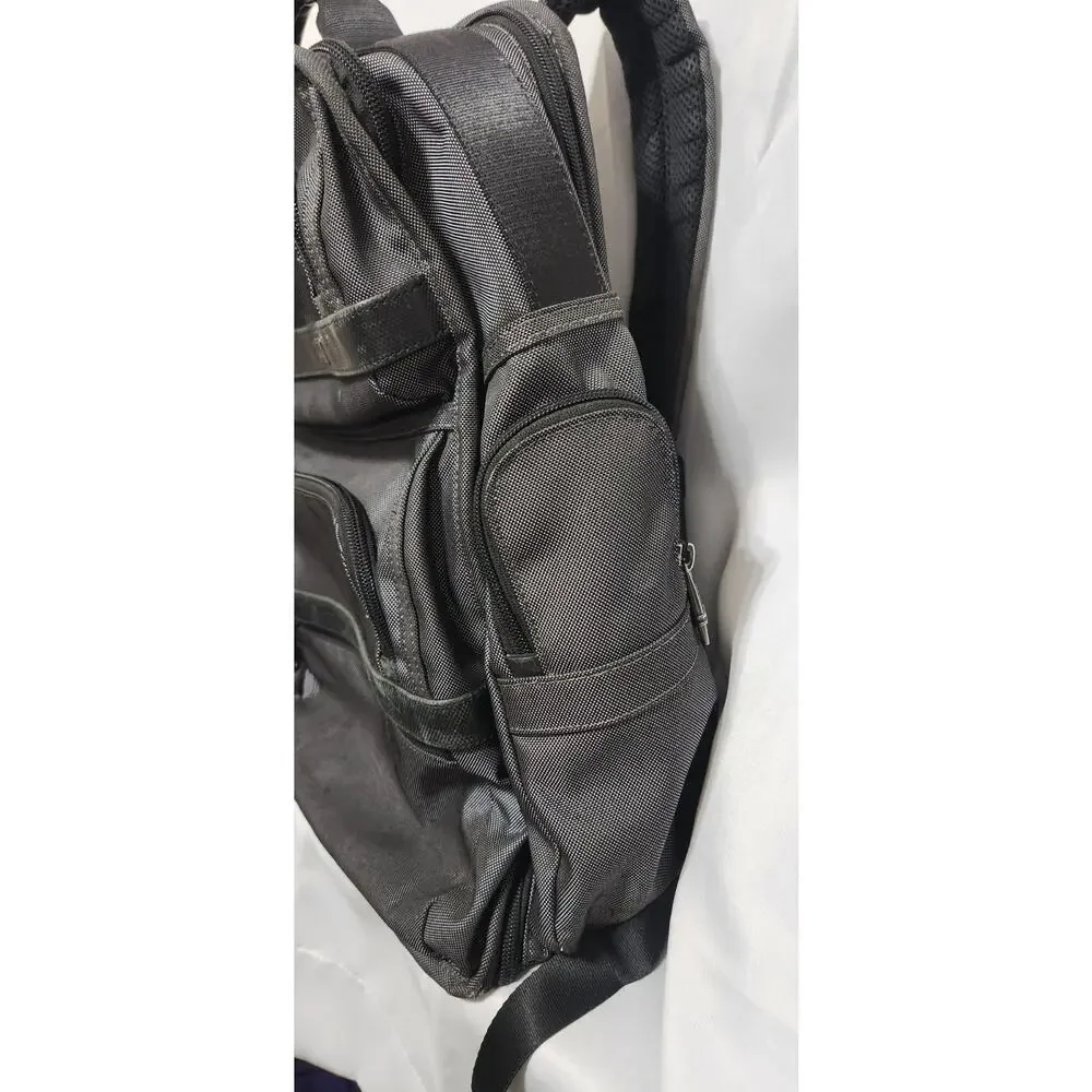 Tumi closure versatile laptop
